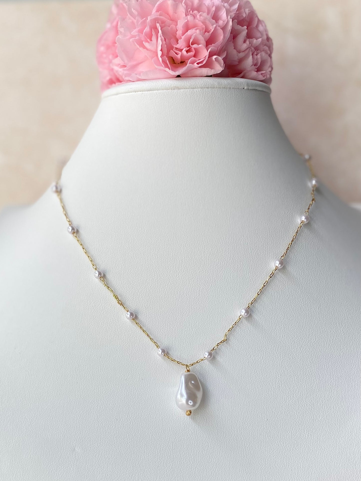 18k Gold Plated Elegant Necklace Featuring a Pearl Pendant