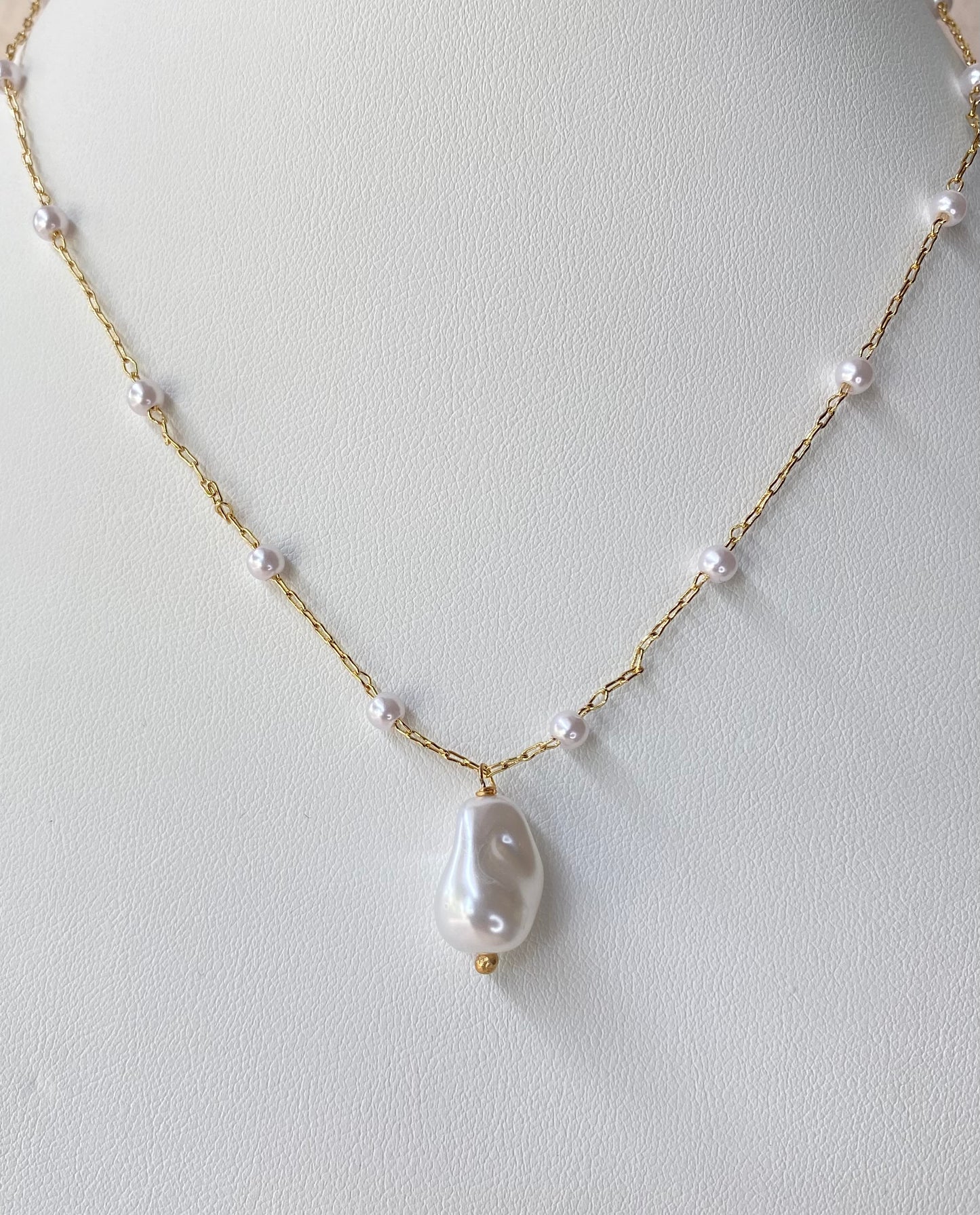18k Gold Plated Elegant Necklace Featuring a Pearl Pendant