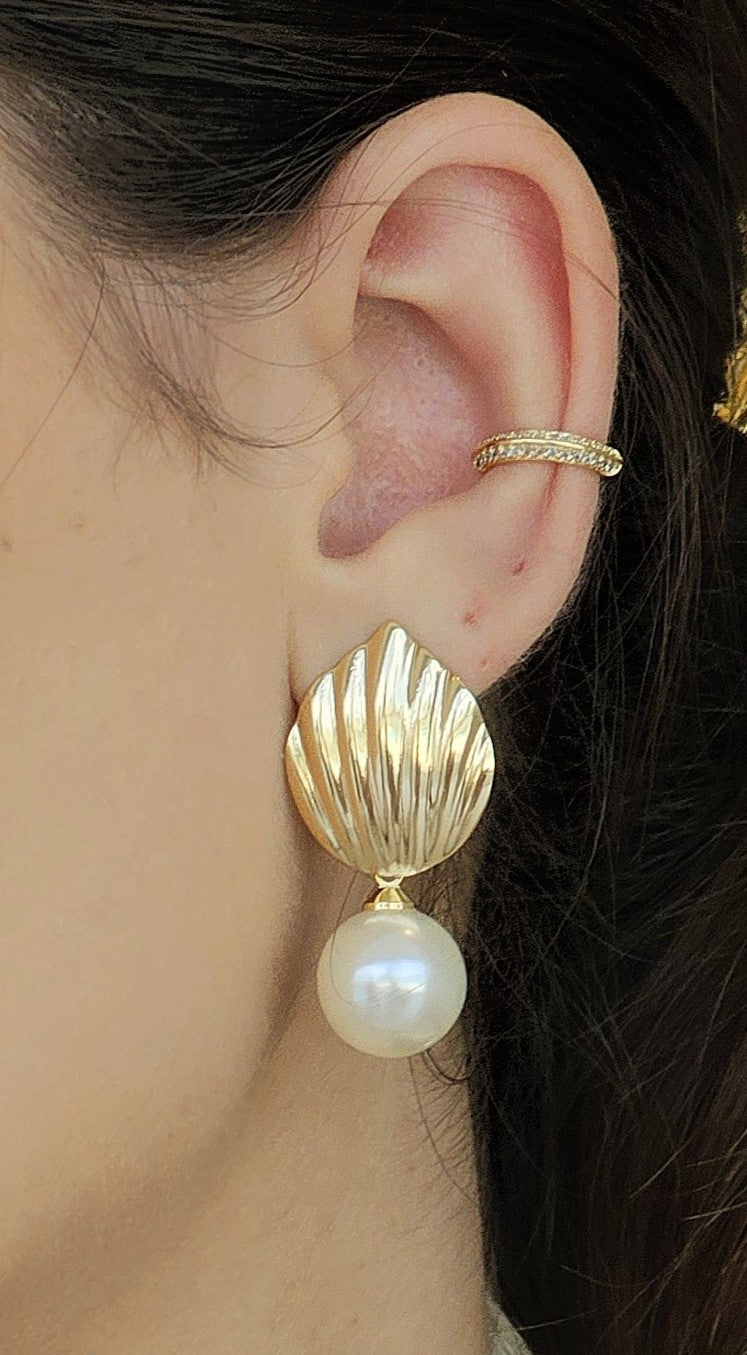 18k Gold Plated Pearl Stud with Shell-Inspired Base